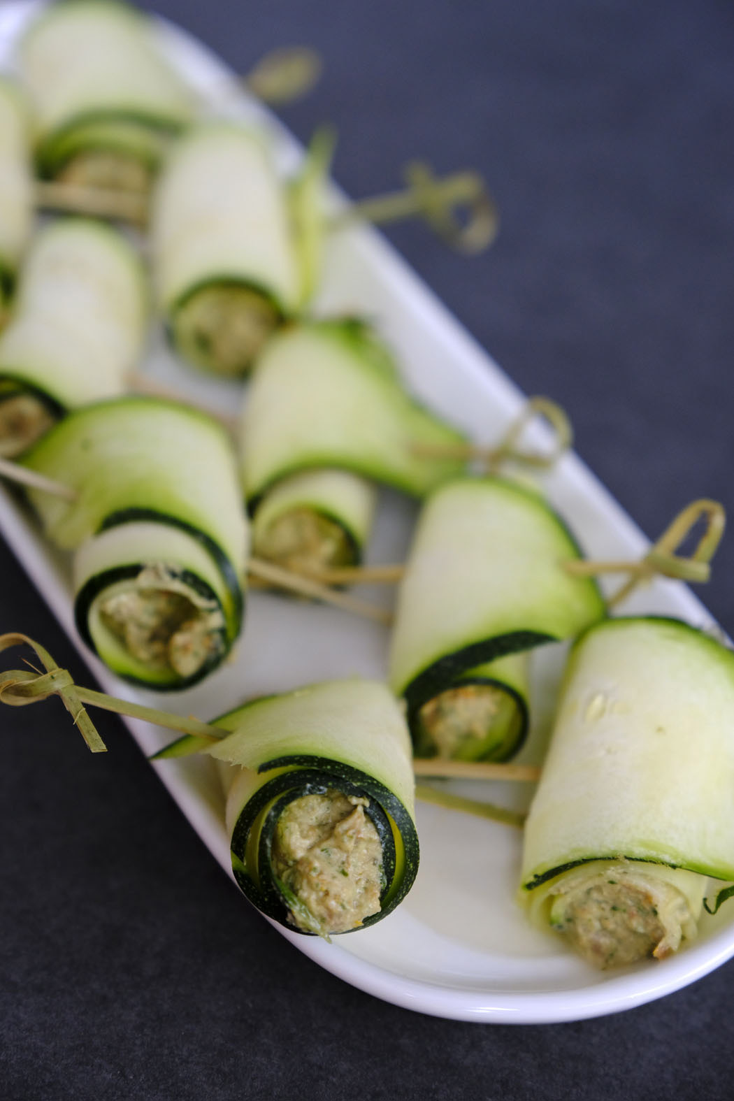 Rezept: Zucchini-Röllchen mit mediterraner Füllung | Gesund grillen ...