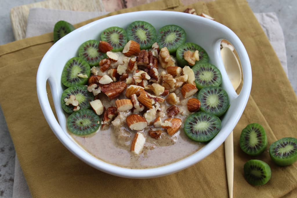 Hirse Porridge mit Kiwi Beeren01