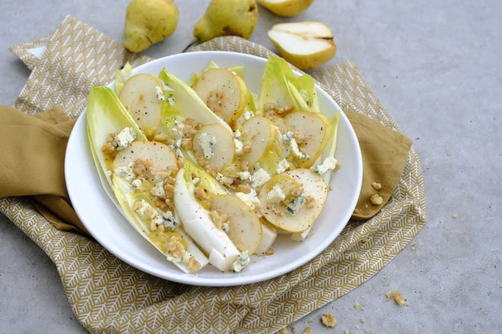 Herbstsalat mit Chicorée, Birne, Walnüssen und Blauschimmelkäse